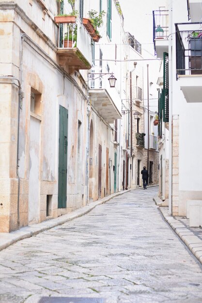 Strada stretta tra gli edifici della città