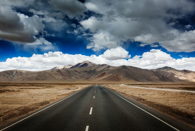 Strada sulle pianure in Himalaya con le montagne