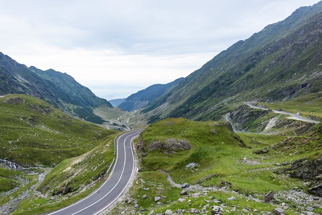 Strada tortuosa famosa in montagne fagaras al tramonto, Romania