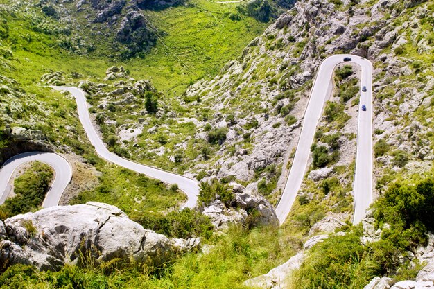 Strada tortuosa in montagna vicino a Sacalobra in Mallorca