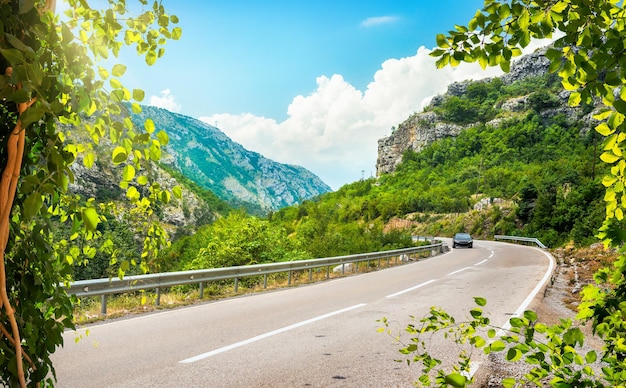 Strada tortuosa in montagna