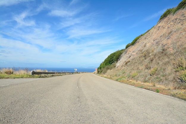 Strada tortuosa in riva al mare ad Alghero in Italia