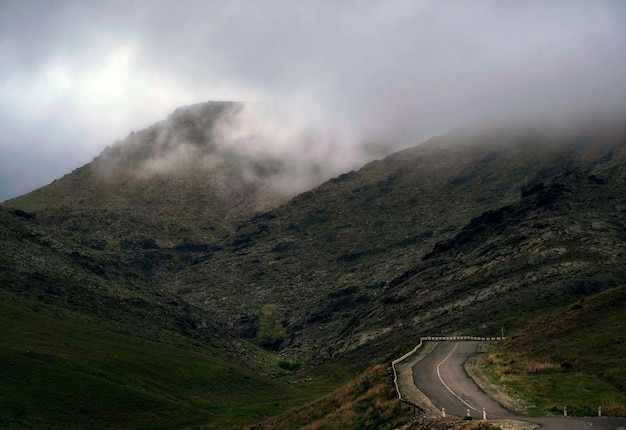 strada tortuosa nelle montagne rocciose nebbiose oscure Passo oscuro nelle montagne Karatau nel Kazakistan meridionale
