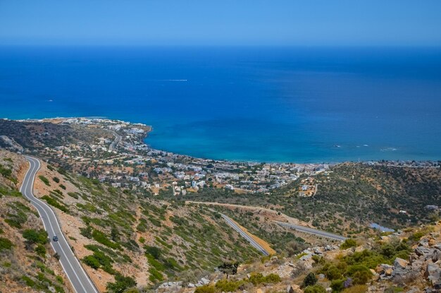 Strada tortuosa tra le montagne dell'isola di Creta