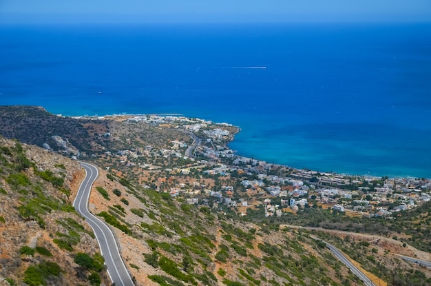 Strada tortuosa tra le montagne dell'isola di Creta