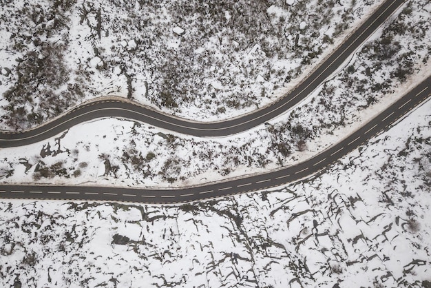 Strada tra gli alberi contro il cielo durante l'inverno