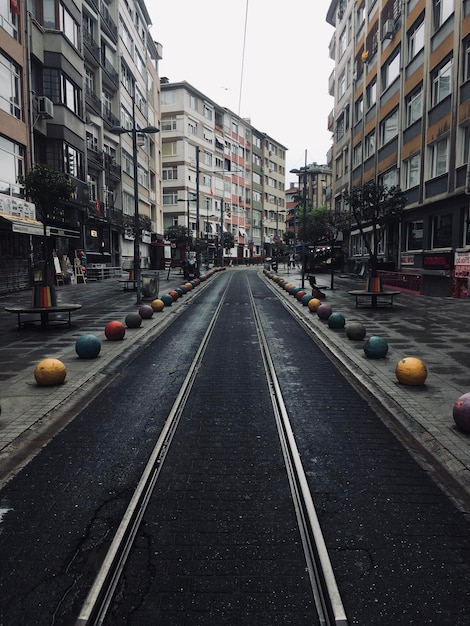 Strada tra gli edifici della città contro il cielo