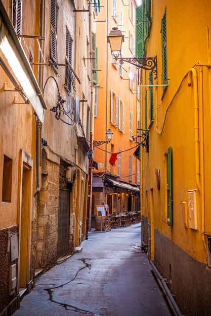 Strada tra gli edifici della città