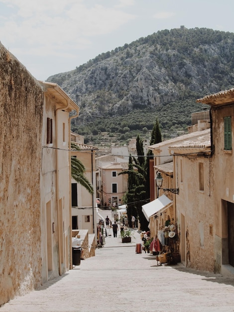 Strada tra gli edifici della città