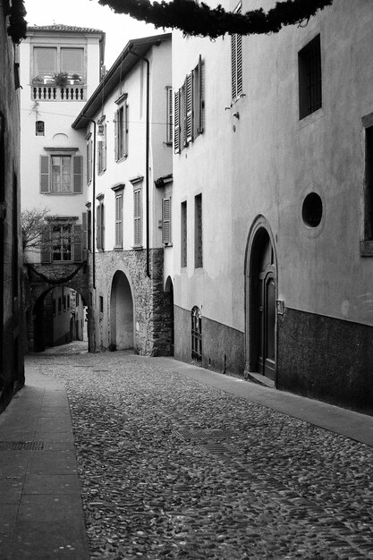 Strada tra gli edifici della città