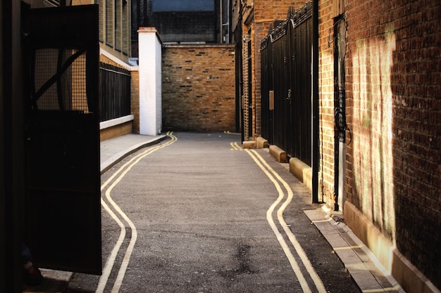 Strada tra gli edifici