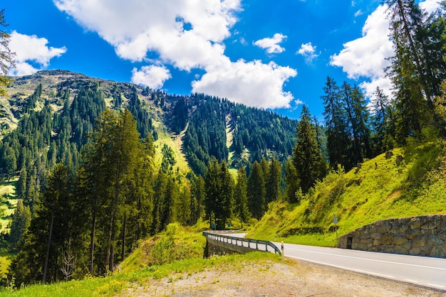 Strada tra le montagne delle Alpi KlostersSerneus Davos Graubuenden