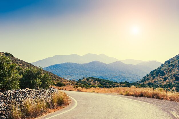 Strada tra le montagne e gli uliveti. Bellissimo paesaggio estivo. Isola di Creta, Grecia