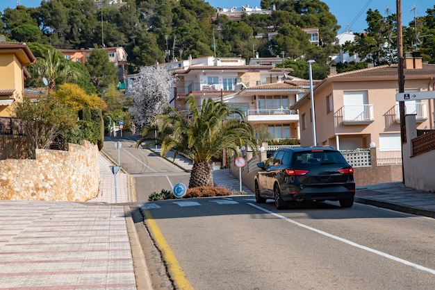 Strada tranquilla in zona residenziale del paese