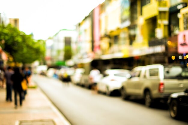 Strada vaga con città e auto a Bangkok, in Thailandia per il viaggio.