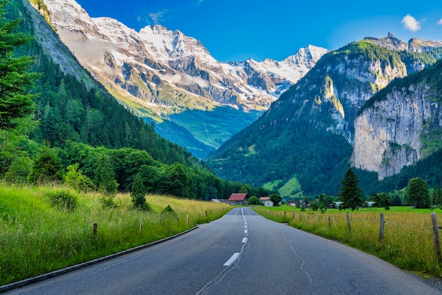 Strada verso i paesini di montagna delle Alpi Svizzere