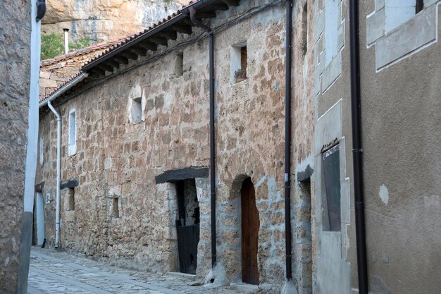 Strada vuota a Orbaneja del Castillo, Burgos, Spagna