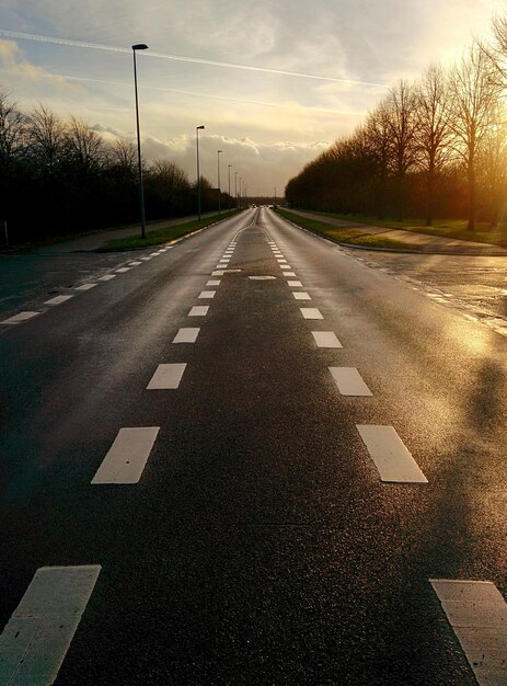 Strada vuota al tramonto