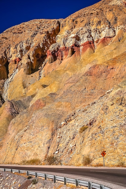 Strada vuota attraverso il paesaggio montano secco dell'Argentina