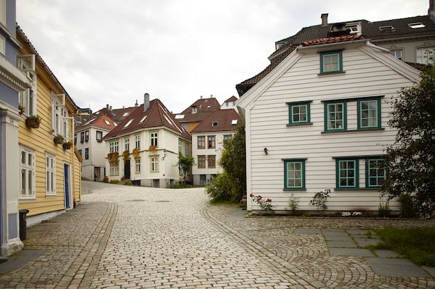 Strada vuota con architettura tradizionale