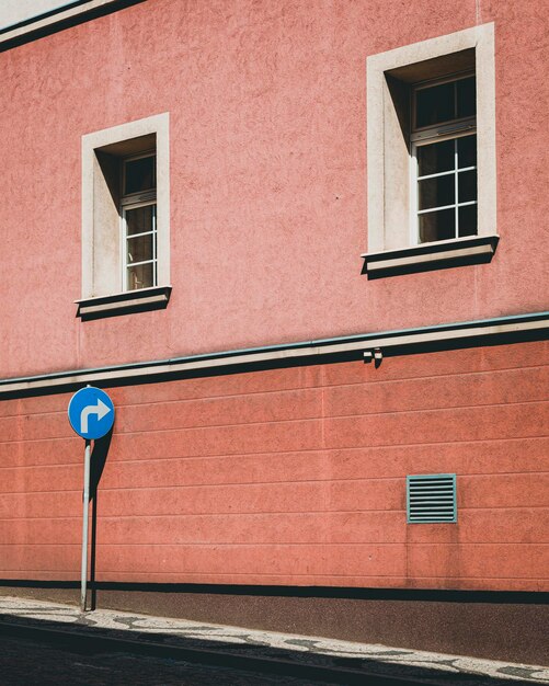 Strada vuota con cartello stradale blu claret parete dell'edificio