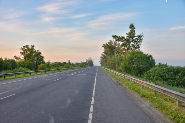 Strada vuota con cielo sereno in natura