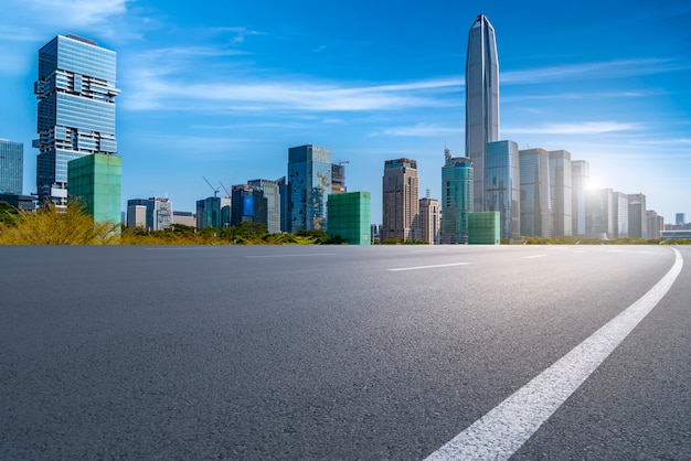 Strada vuota con paesaggio urbano panoramico