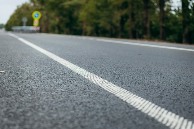 Strada vuota con segni bianchi