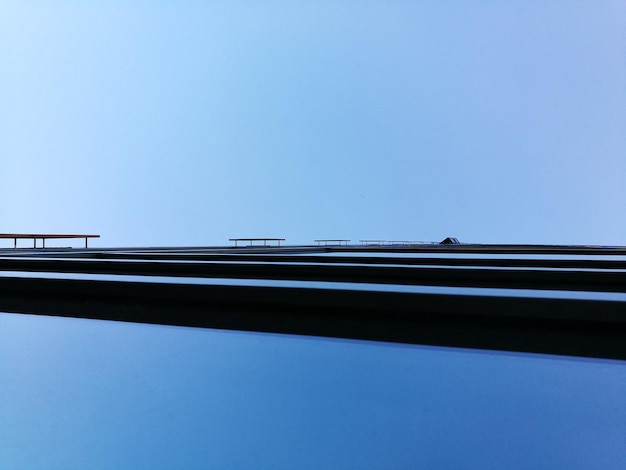Strada vuota contro un cielo blu limpido