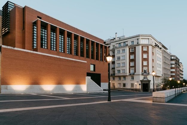 Strada vuota da edifici contro un cielo limpido