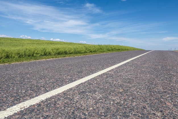 Strada vuota dell'autostrada asfaltata e cielo azzurro con paesaggio panoramico