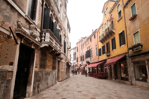 Strada vuota della vecchia Venezia il giorno nebbioso invernale, Venezia, Italia