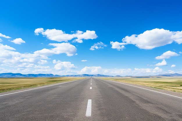 Strada vuota di asfalto sotto un cielo blu con nuvole