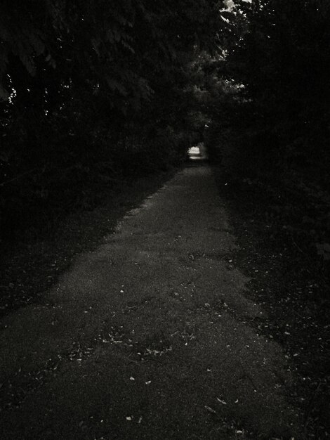Strada vuota di notte