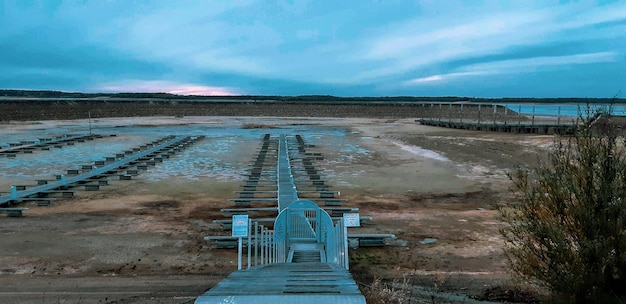 Strada vuota in mezzo alla terra contro il cielo