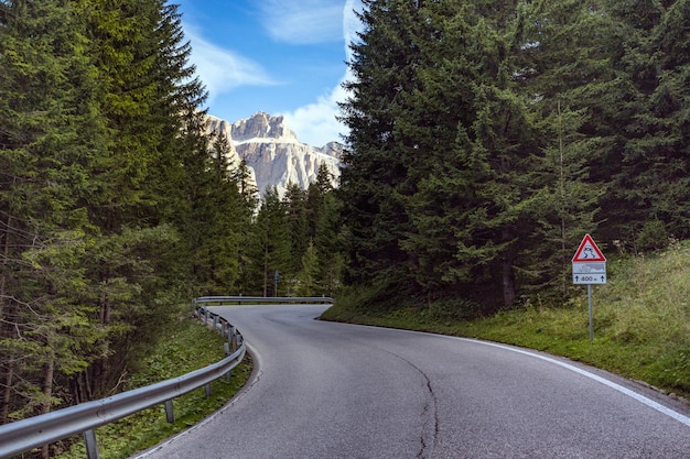 Strada vuota in montagna