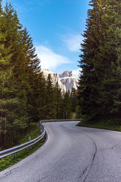 Strada vuota in montagna