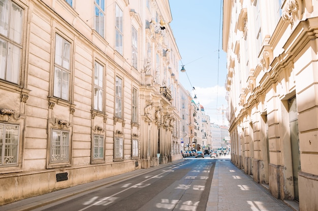 Strada vuota in una giornata di sole