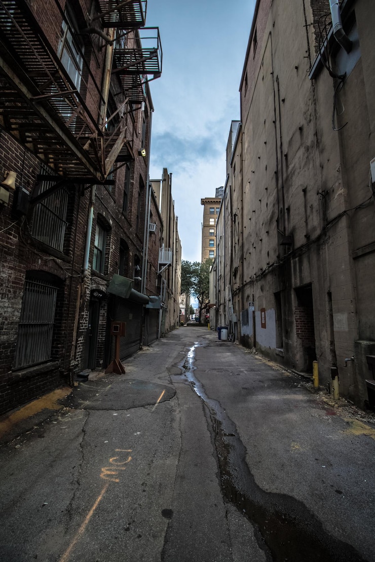 Foto strada vuota lungo gli edifici