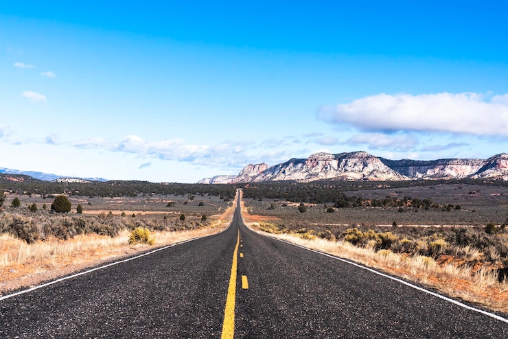 Foto strada vuota lungo il paesaggio contro il cielo