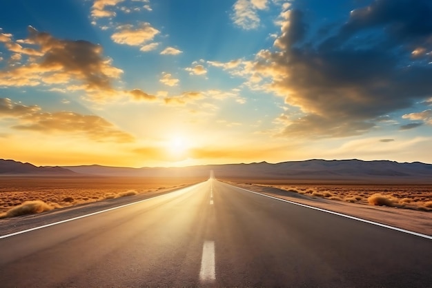 Strada vuota nel deserto con cielo blu e nuvole bianche