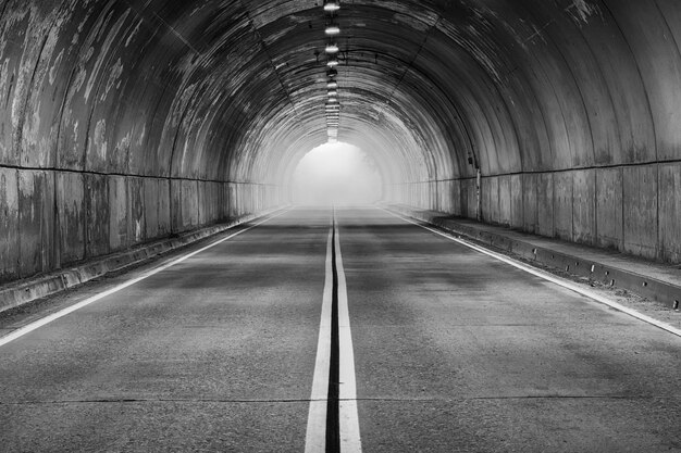 Strada vuota nel tunnel