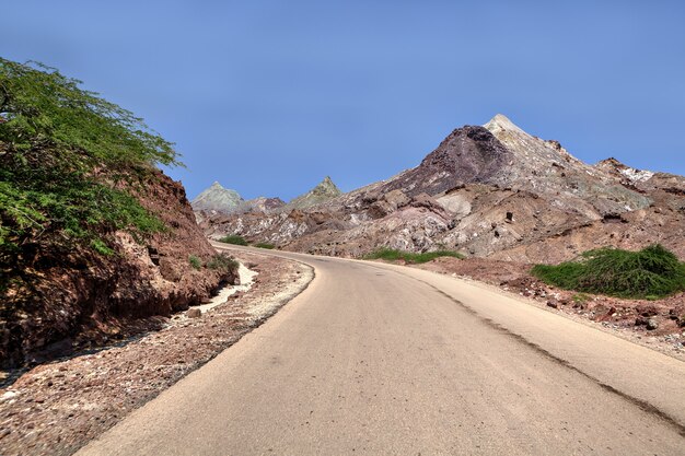 Strada vuota nella zona deserta, isola di Hormuz, Iran.