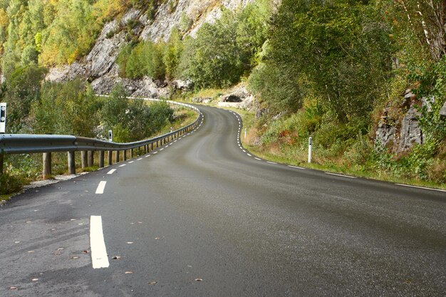 Strada vuota sulle montagne norvegesi