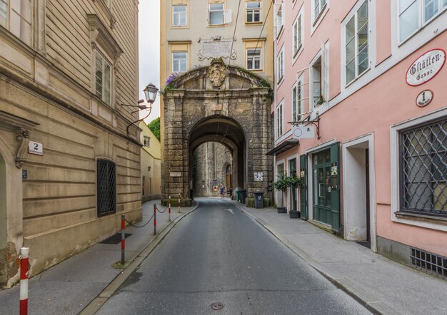 Strada vuota tra gli edifici della città