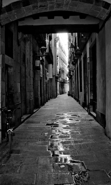 Strada vuota tra gli edifici della città