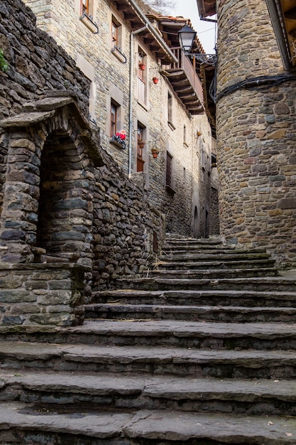 Strade acciottolate di un borgo medievale