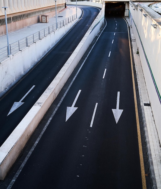 strade adiacenti nella città entrando nel tunnel