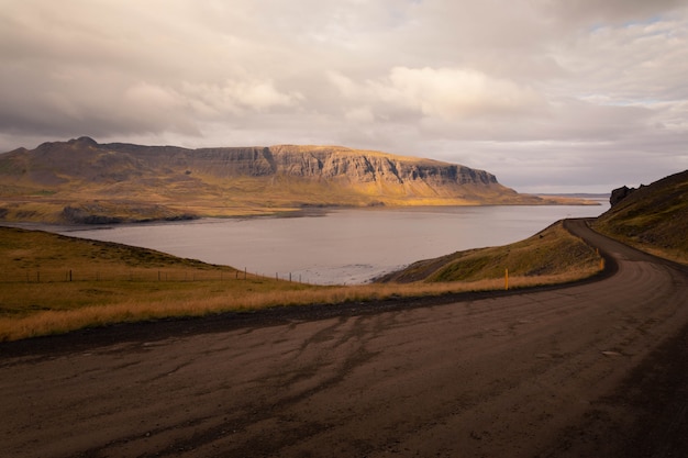 Strade attraverso l'Islanda.