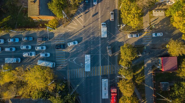 Strade cittadine dall'alto - moderno incrocio del traffico urbano ad agosto